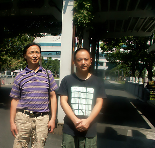 我校校長(cháng)和美術(shù)報編輯唐永明先生合影